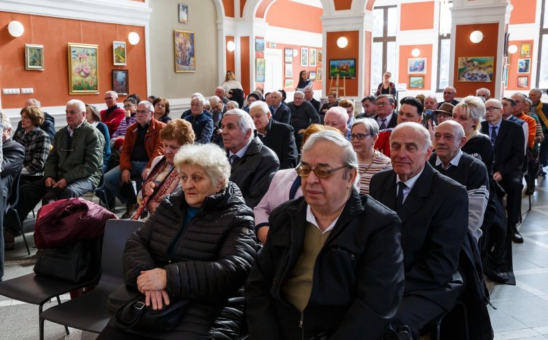 Zeci de cupluri care au sărbătorit "nunta de aur", premiate de primarul Emil Boc