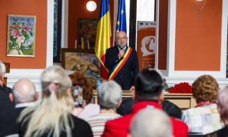 Zeci de cupluri care au sărbătorit "nunta de aur", premiate de primarul Emil Boc