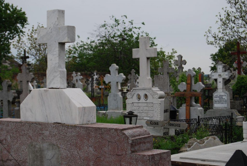 La căutare de comori în criptă: Un tânăr a furat sicriul unei femei decedate de 15 ani, crezând că va găsi obiecte de valoare