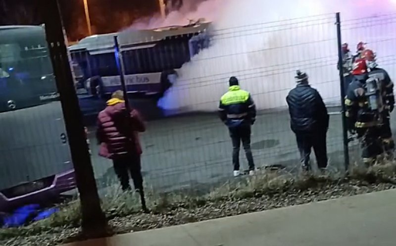 Autobuz electric, în flăcări în stația CTP Grigorescu. Pompierii au fost alertați de trecători