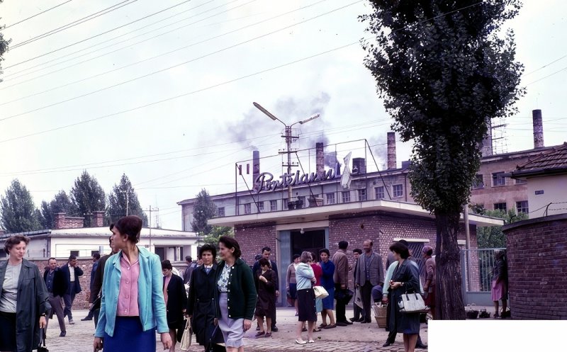 Muncitori ieșind de la Fabrica Porțelanul