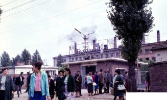 Muncitori ieșind de la Fabrica Porțelanul