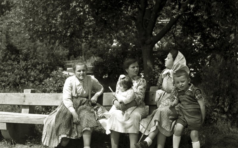 Fete cu copii în Parcul Central din Cluj, în anul 1957