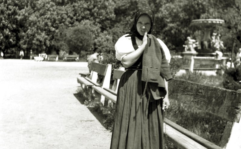Tânără fată în port popular maghiar, în anul 1957