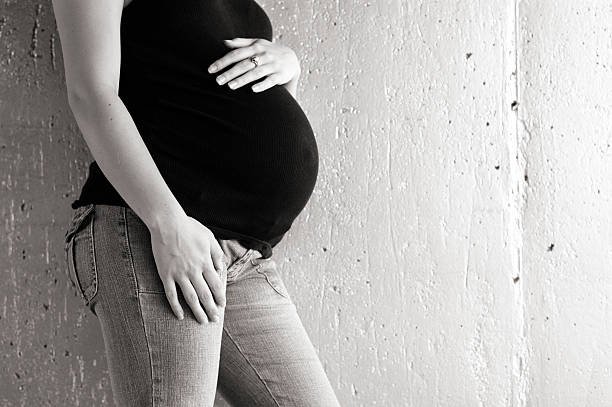 Fenomenul mamelor minore în România: peste 88.000 de nașteri în ultimii 5 ani! Moașele au lansat un ghid pentru prevenirea sarcinilor la adolescente