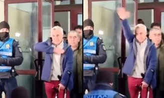 Călin Georgescu, acuzat de promovarea fascismului, dar sfidează cu un salut "nazist" la ieşirea din Parchetul General