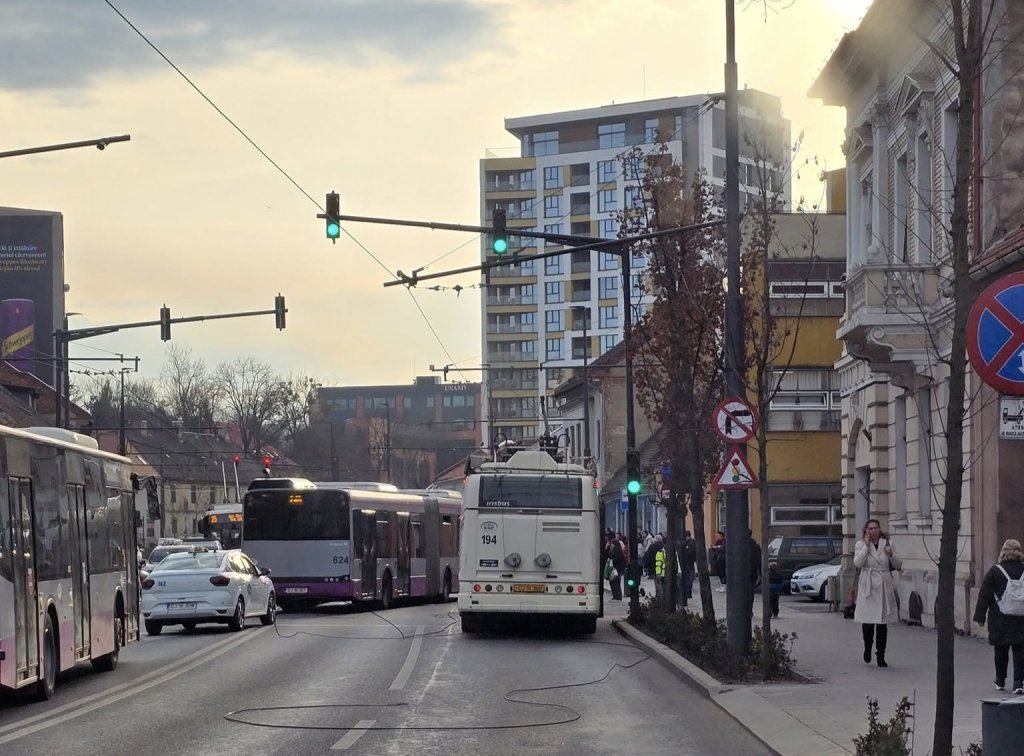 Incident în traficul din Cluj-Napoca: Un troleibuz a rupt firele de tensiune. Circulație îngreunată