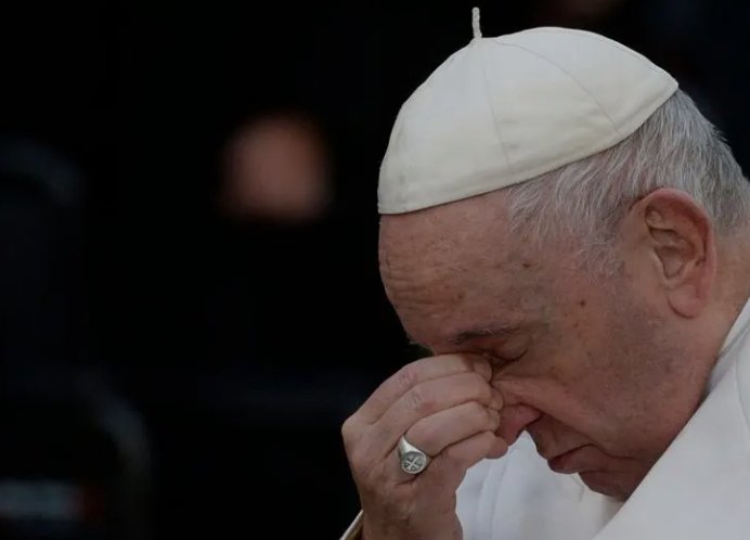 Papa Francisc a avut vineri o "criză" respiratorie în spital. Va fi înlocuit la liturghia din Miercurea Cenușii