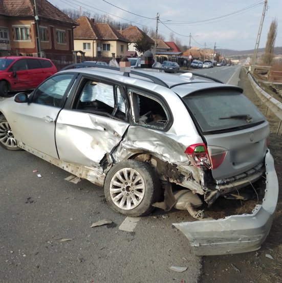 ACCIDENT cu trei mașini în Sânpaul. Descarcerarea, la fața locului/ Doi bărbați, transportați la spital