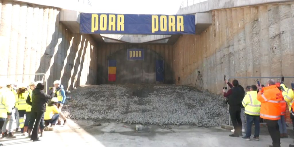 Primul tunel de autostradă din România a străpuns munții: "E un eveniment istoric. Prima luminiță de la capătul tunelului"
