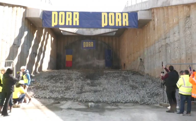 Primul tunel de autostradă din România a străpuns munții: "E un eveniment istoric. Prima luminiță de la capătul tunelului"