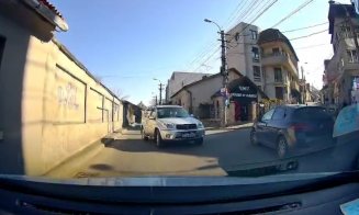 Şoferie după ureche, în Cluj-Napoca: Relaxat, pe interzis. Nici nu a mimat că vrea să întoarcă de volan