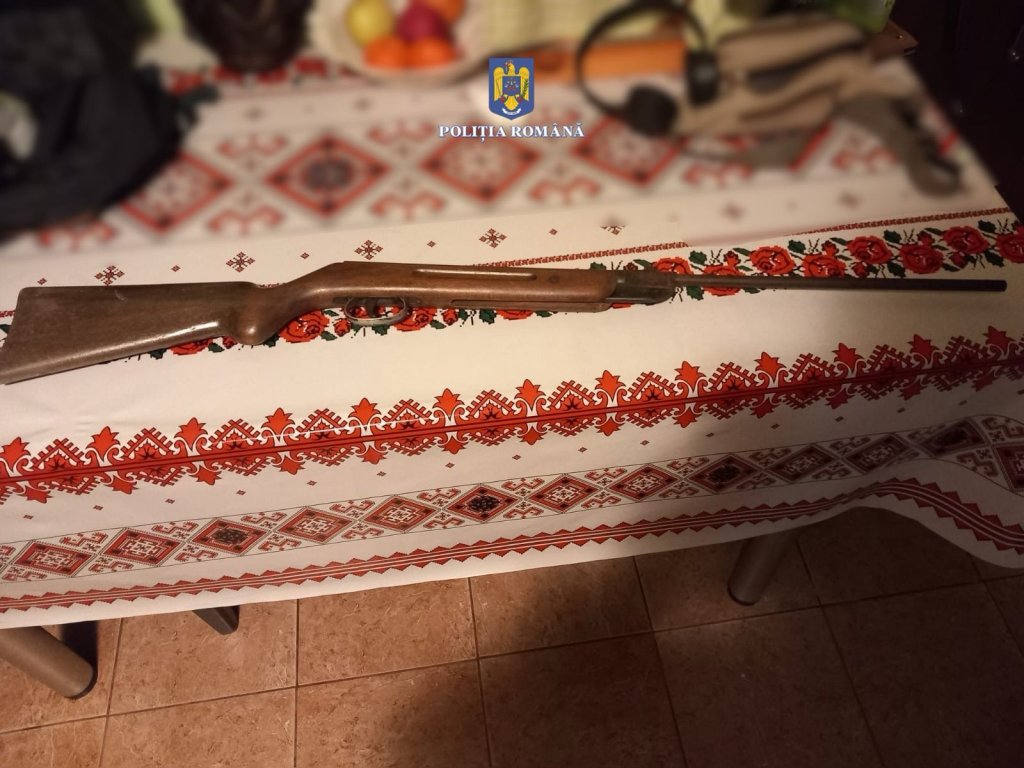 Dosar penal pentru un tânăr de 22 de ani din Cluj, după ce poliția i-a găsit o armă și 500 de alice în casă
