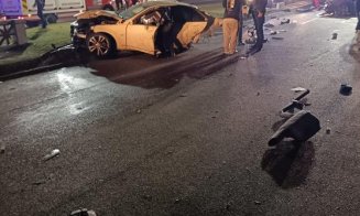 VITEZA UCIDE! Accident cumplit cu un MORT şi alte victime rănite grav / Efectiv a rupt maşina în 2 cu tot cu stâlpul de curent