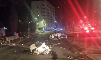 VITEZA UCIDE! Accident cumplit cu un MORT şi alte victime rănite grav / Efectiv a rupt maşina în 2 cu tot cu stâlpul de curent