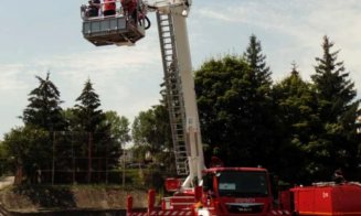 Cluj: O mămică a rămas blocată pe balcon, la etajul trei. Pompierii au intervenit