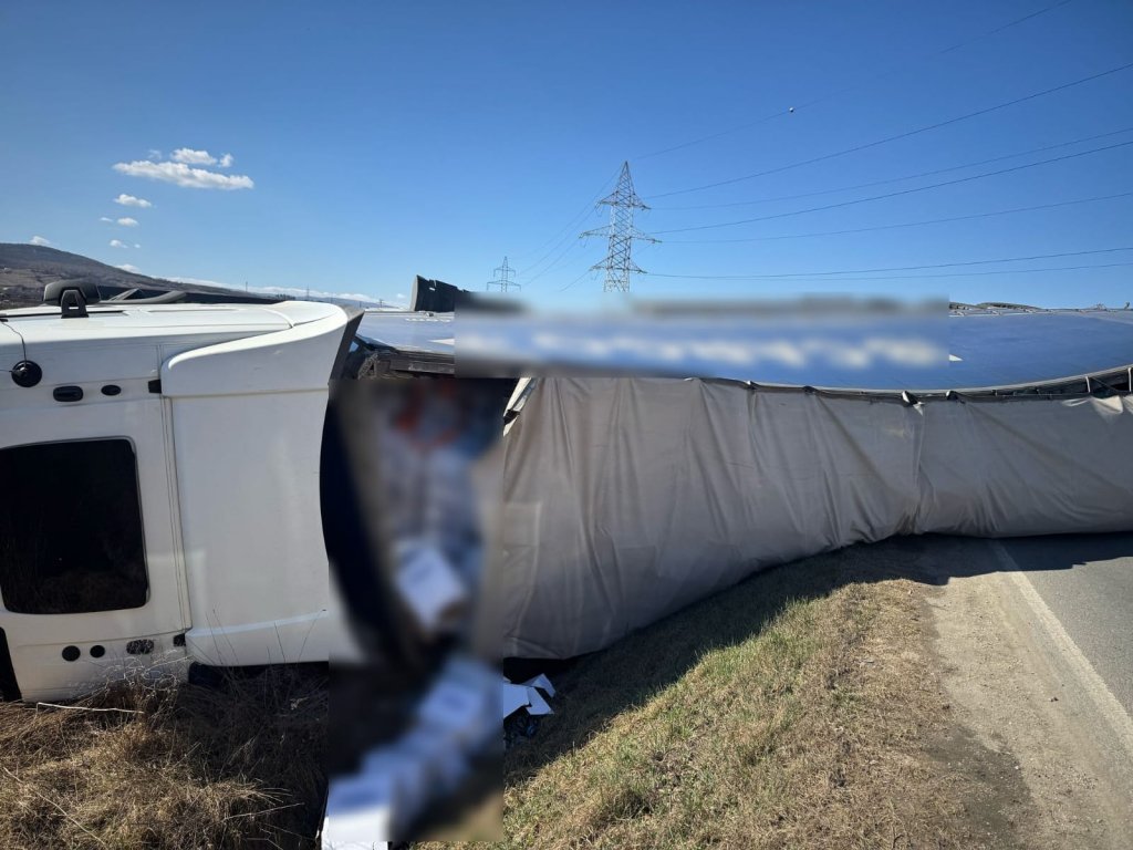 Camion răsturnat la ieșire din Florești. Pompierii ISU au intervenit