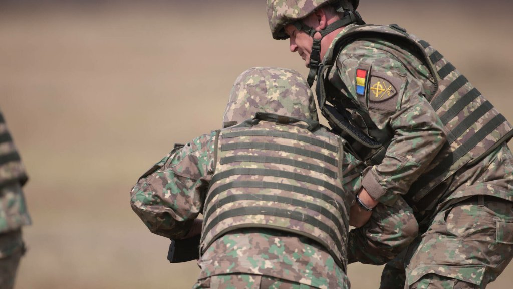 Doi soldați răniți într-o explozie în timpul unui exercițiu militar. Parchetul Militar Cluj anchetează incidentul