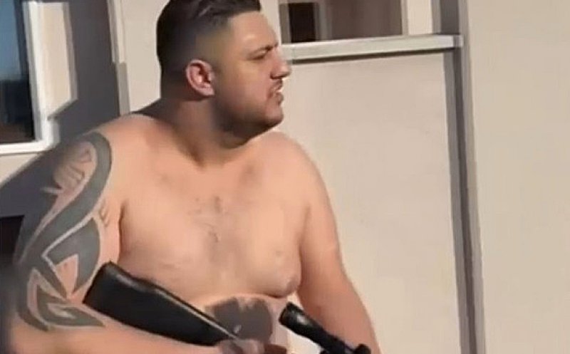 "Regele TikTok-ului", în chiloţi şi cu pușca în mână, după percheziţiile poliţiştilor: "Au venit nişte hoţi cu cagule şi l-au căutat pe dl Georgescu la mine în sertare"