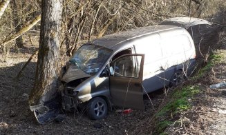 Accident cu două victime în Cluj: Un șofer a intrat din plin într-un copac