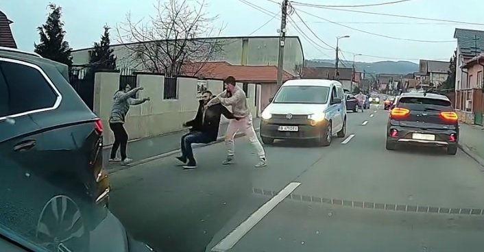 Bătaie pe stradă la Cluj-Napoca. Imaginile au fost surprinse de o cameră de bord