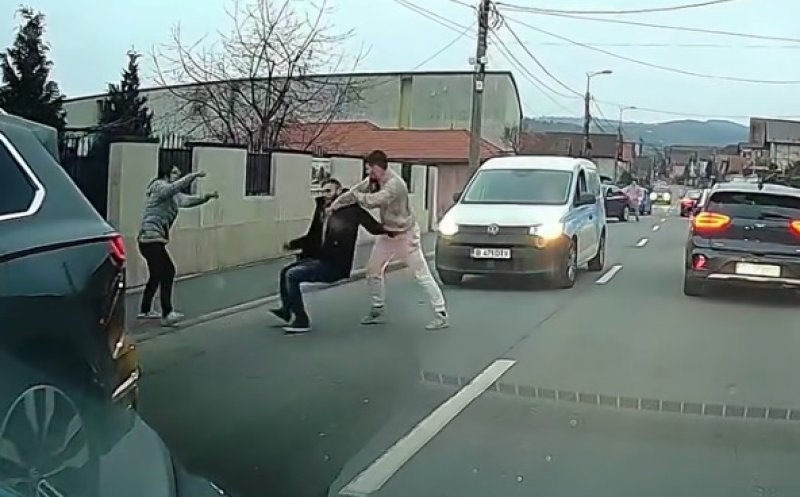 Bătaie pe stradă la Cluj-Napoca. Imaginile au fost surprinse de o cameră de bord