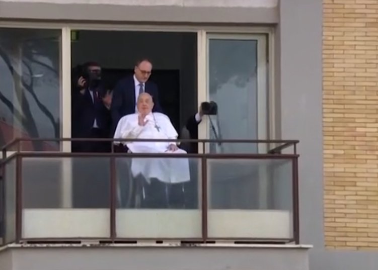 Medicii Papei Francisc s-au gândit să-i întrerupă tratamentul pentru a-i permite Suveranului Pontif să moară în pace