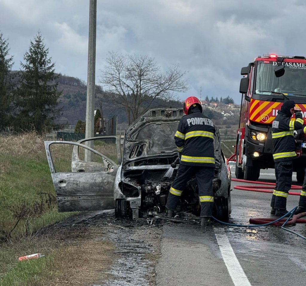 O mașină a luat FOC pe un drum din Cluj. Pompierii au intervenit de urgență