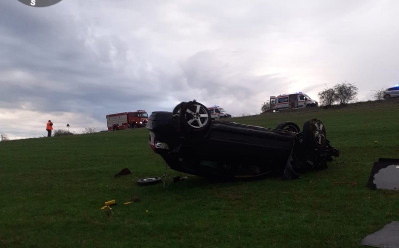 Accident în județul Cluj. O mașină s-a răsturnat, iar un tânăr a fost dus de urgență la spital