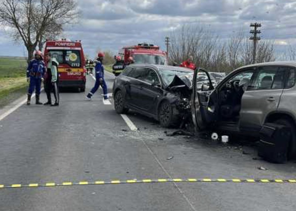 Accident mortal cu două mașini. O femeie și-a pierdut viața, iar alte trei victime au fost duse la spital