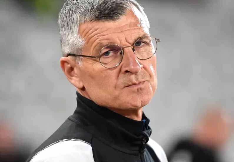 ”Iată ultima scenă de nedigerat într-un fotbal murdărit constant de personaje meschine: Sabău, jignit de Mititelu”