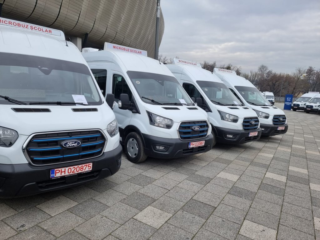 Încă trei comune din județul Cluj vor primi microbuze electrice pentru transportul elevilor