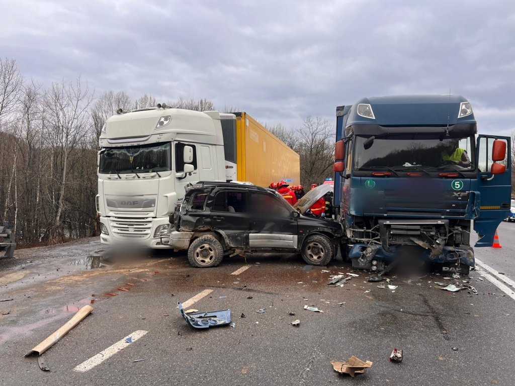 Tragedie pe drumul între Cluj și Bihor: Mașina zdrobită între două TIR-uri, iar un bărbat a murit. Elicopterul SMURD a intervenit