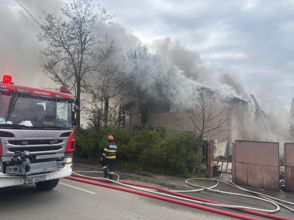 Incendiu puternic în apropiere de Aeroportul Cluj. Fumul gros, vizibil de la sute de metri