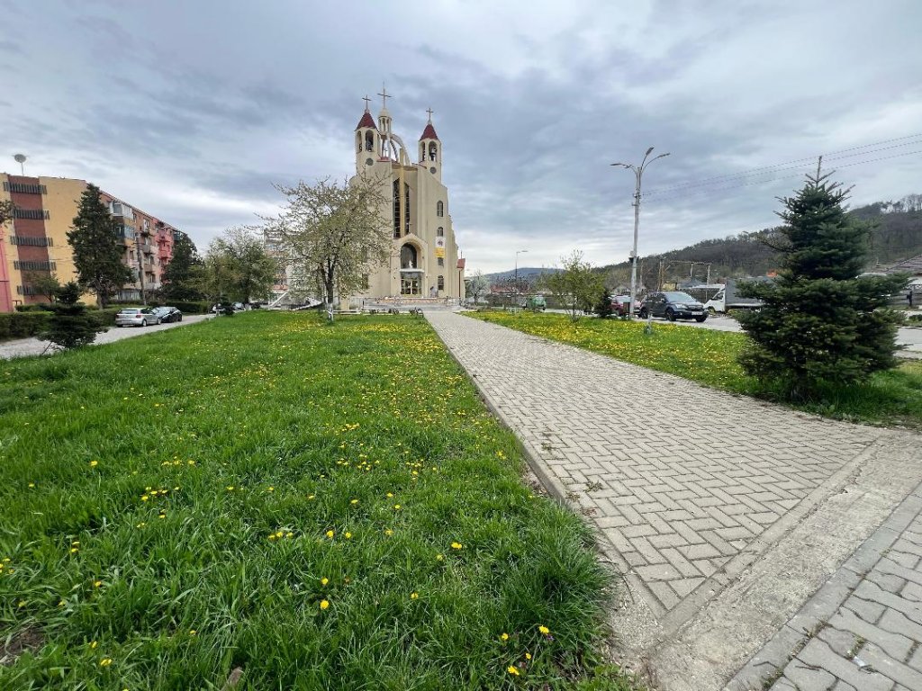 O piață din centrul municipiului Gherla își schimbă complet „fața”
