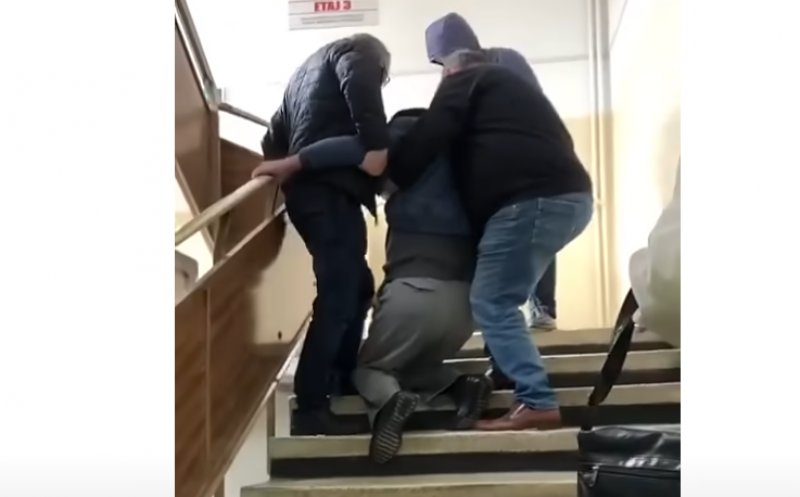 Imagini greu de privit! Un pacient a fost târât pe scări, într-o clinică, pentru a ajunge la un consult