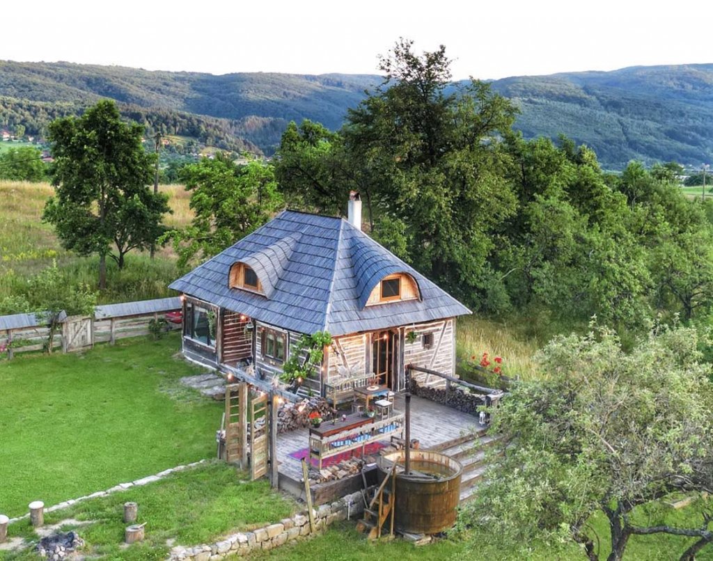 Căsuța din povești există în România, într-un sat din Apuseni
