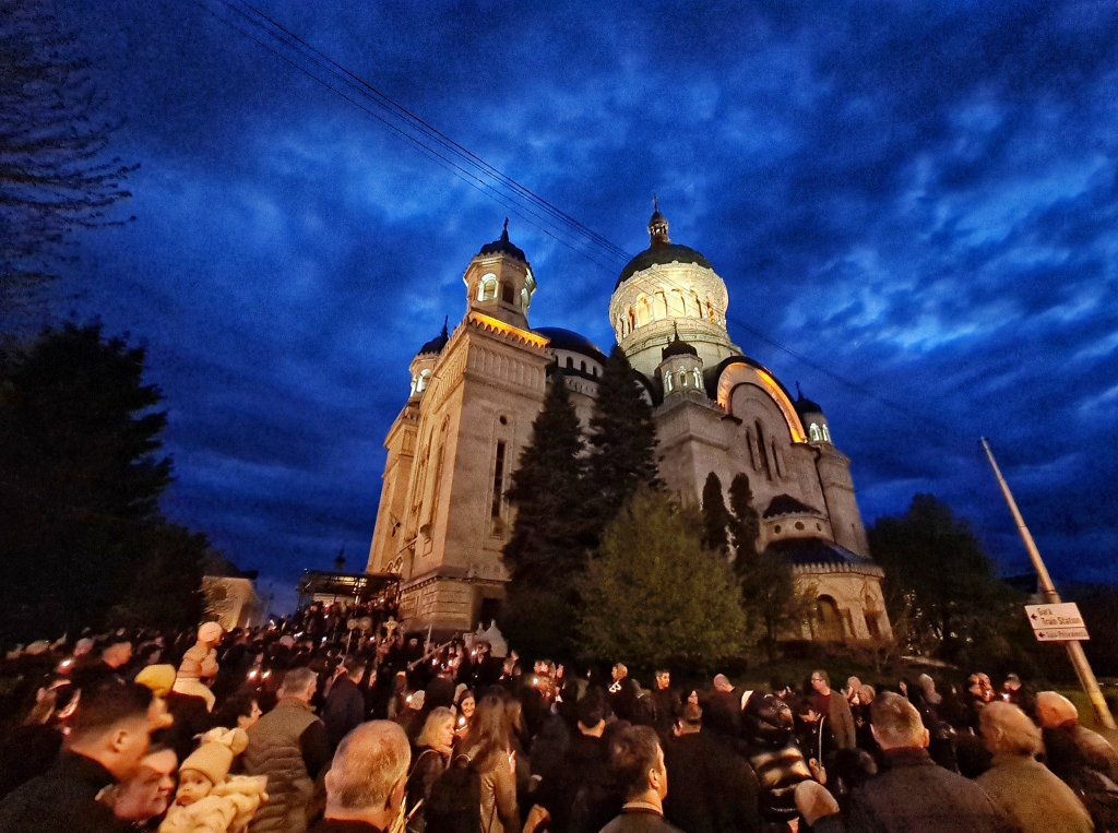 Clujenii se pregătesc de Paște. Slujbă impresionantă în Vinerea Mare, la Catedrala Mitropolitană