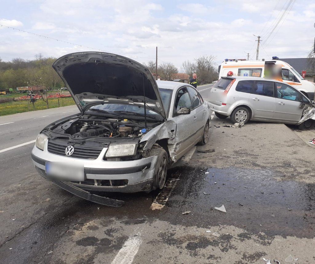 Accident între două mașini, în Cluj. Un tânăr a primit îngrijiri medicale