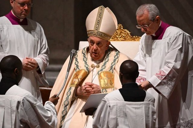 Papa Francisc a apărut în Piaţa Sfântul Petru. Mesajul transmis de Suveranul Pontif, la scurt timp după întrevederea cu vicepreşedintele JD Vance
