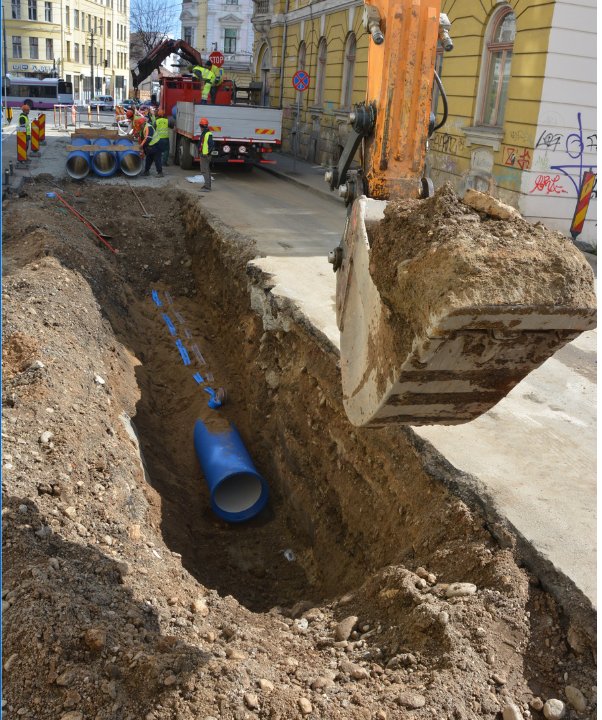 Canalizare nouă pe o stradă din Cluj-Napoca. O înlocuiește pe cea veche de 60 de ani