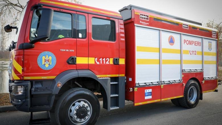 Țeavă de gaz spartă pe o stradă din Cluj-Napoca. Pompierii au intervenit
