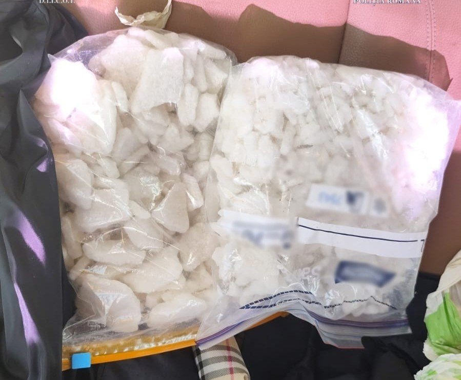 Flagrant ca-n filme, în Cluj: 2 kilograme de „cristal” vândute pe 70.000 de lei. Trei traficanți, reținuți