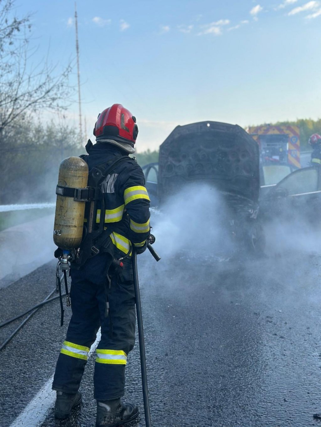 O mașină a luat foc pe centura Apahida-Vâlcele. Pompierii au intervenit de urgență