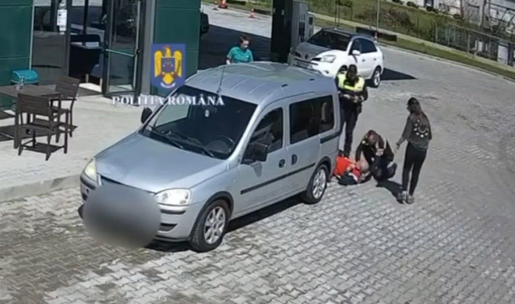 Momentul în care doi polițiști salvează viața unui bărbat prăbușit într-o benzinărie: "Trăiește datorită lor!"