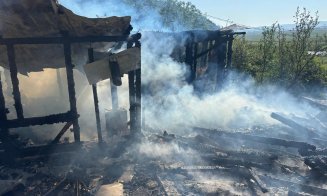 Incendiu devastator în Cluj: Pompierii au intervenit cu furtunuri întinse pe 200 de metri pentru a stinge flăcările care au distrus o casă