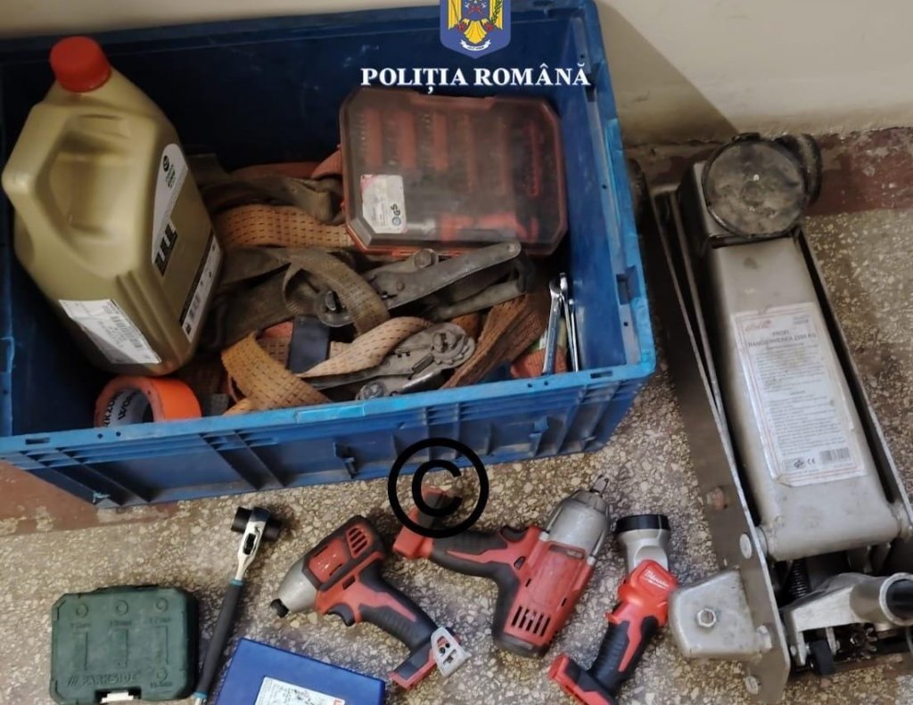 Doi bărbați din Cluj, săltați de mascați după ce au furat mii de euro și scule dintr-o mașină parcată