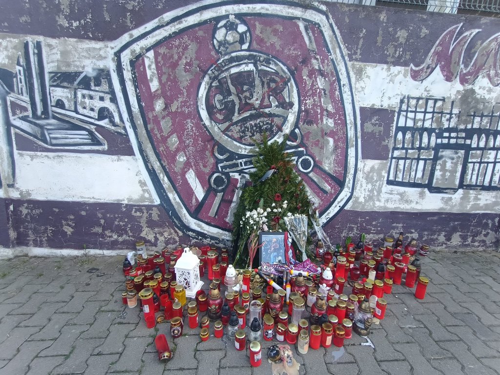 Altar în faţa arenei din Gruia: "Pe scări de stadion sub cer tăcut rămâne iubirea ta ce n-a dispărut"