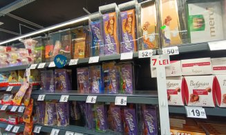 Ciocolată la 8 lei cu sistem antifurt în Cluj-Napoca. Vânzătoare: "Păi nu aţi văzut că şi prezervativele sunt tot cu antifurt?!"