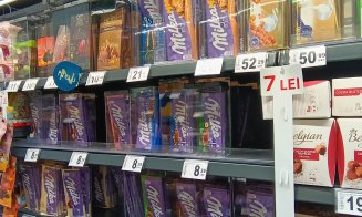 Ciocolată la 8 lei cu sistem antifurt în Cluj-Napoca. Vânzătoare: "Păi nu aţi văzut că şi prezervativele sunt tot cu antifurt?!"